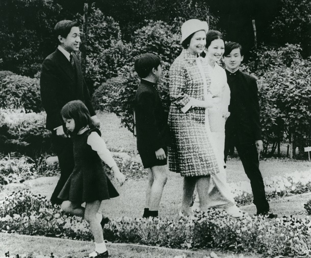 来日したエリザベス英女王と東宮御所の庭を散策する皇太子ご一家。左から紀宮さま、皇太子さま、礼宮さま、女王、美智子さま、浩宮さま代表撮影・代表撮影1975年5月9日東京・元赤坂の東宮御所