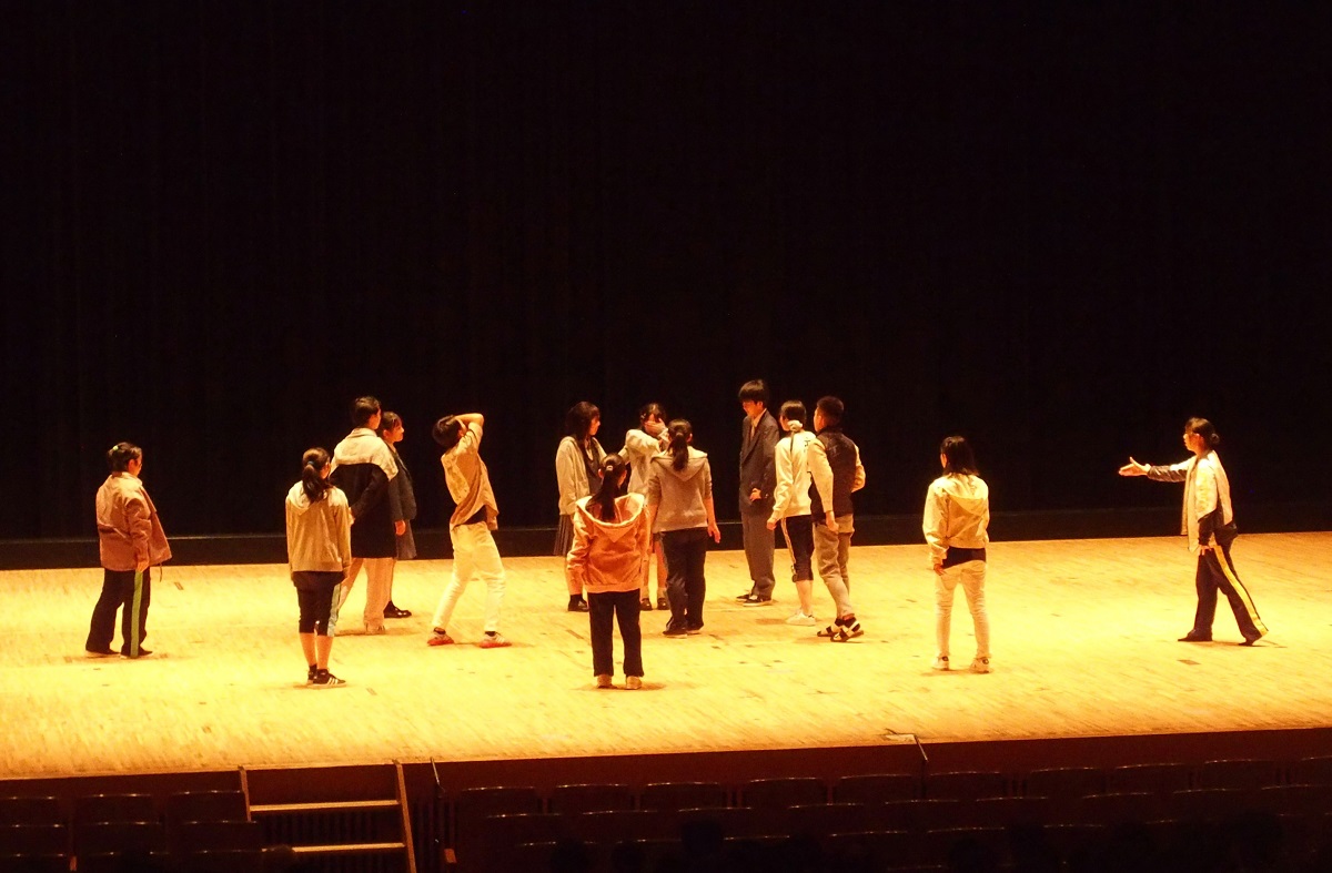 写真・図版 : 岐阜県立岐阜農林高校『衣』＝中村忠夫撮影、全国高等学校演劇協議会提供