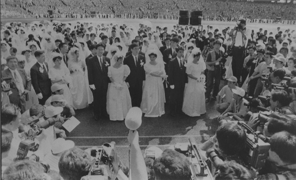 韓国・ソウルのオリンピックスタジアムで開かれた統一教会主催の国際合同結婚式の前に、報道陣に囲まれた日本人信者。世界各国から２万組４万人が参加。日本からは人気女優の桜田淳子さん、新体操の元女王山崎浩子さんらも参加した1992年8月25日
