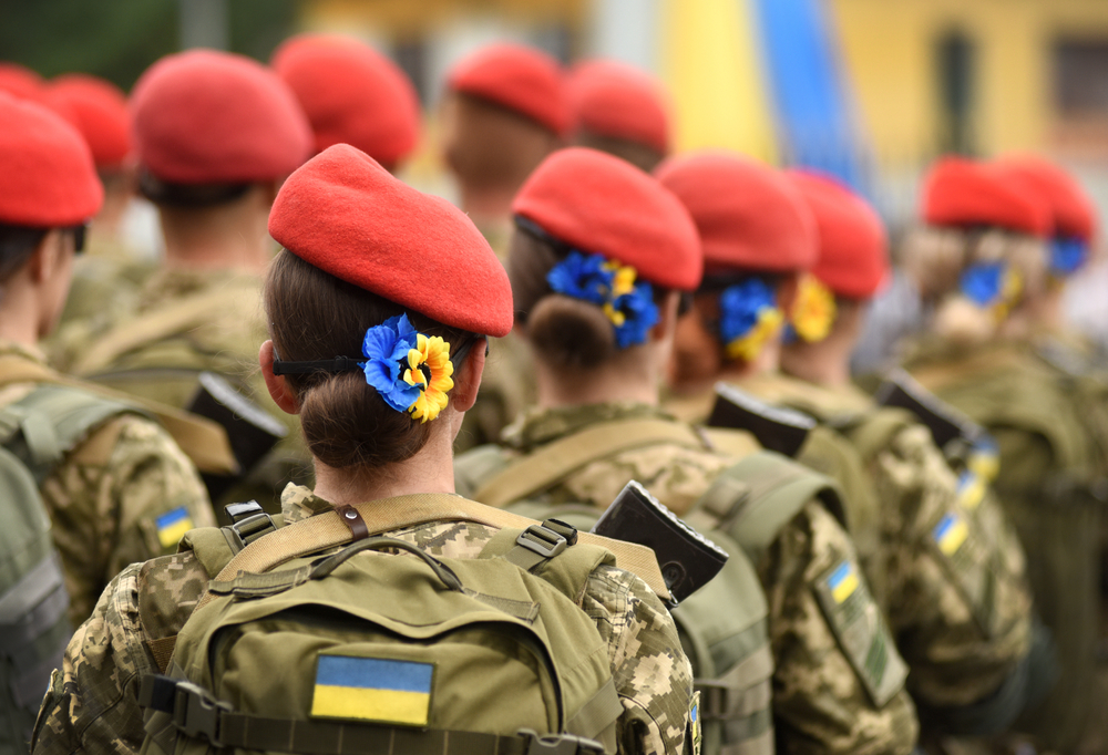 写真・図版 : 国旗と同じ色の髪飾りを付けたウクライナ軍の女性兵士　Bumble Dee/shutterstock.com


