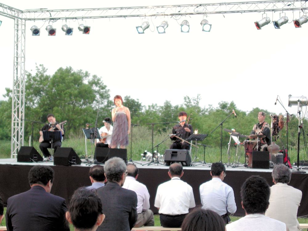 写真・図版 : 長万部町の東京理科大キャンパスでは町民も参加して野外コンサートが開かれたことも