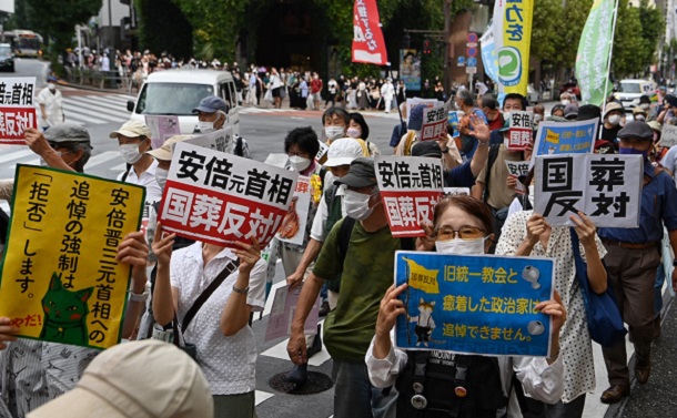 安倍元首相の国葬反対を訴えるデモ行進は全国でおこなわれている=2022年9月19日、東京都渋谷区

