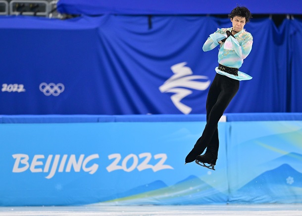 写真・図版 : 北京五輪男子フリーの演技でジャンプに挑む羽生結弦=2022年2月10日、北京・首都体育館