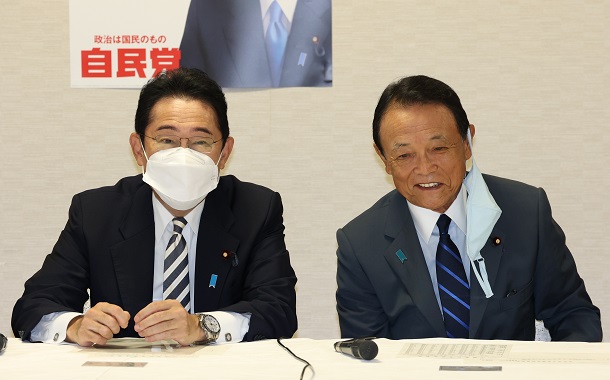 「理屈じゃねえんだよ」と麻生太郎氏(右)は岸田首相を説得したという