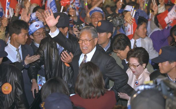 写真・図版 : 初の台湾総統直接選挙で当選を決め、笑顔で支持者にこたえる李登輝氏（中央）＝1996年3月23日、台北市内の選対本部前で
