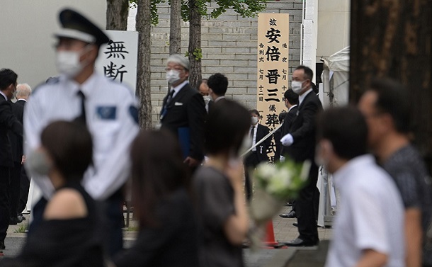 写真・図版 : 安倍晋三元首相の葬儀には、多くの人が弔問に訪れた＝2022年7月12日、東京都港区の増上寺