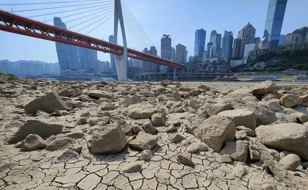 川底が露出し、日照りで地面がひび割れtた長江支流の嘉陵江＝2022年8月25日、中国・重慶市