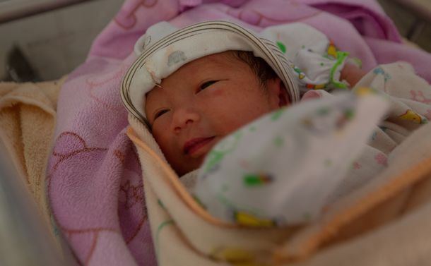 写真・図版 : A newborn baby in Lao PDR – almost half of the world’s births occur in the Asia-Pacific region. In the same region, 10 women die every hour as a result of complications in pregnancy and childbirth.