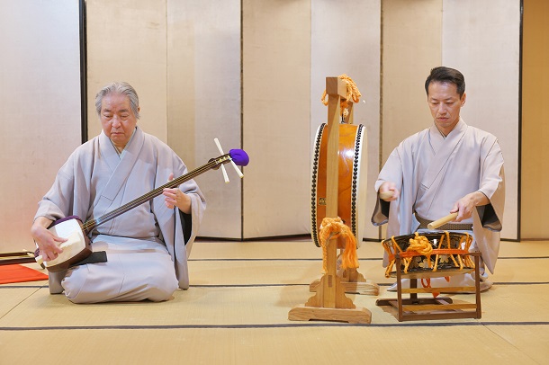 上仲豊和さん(左)、剛司さん親子による高山伝統の「お座付き」が披露された=撮影・関根虎洸
