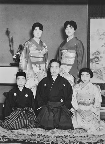 前列中央が鈴子。左の少年が三代目の上仲豊和氏=

昭和36(1961)年ごろ、旅館かみなか所蔵