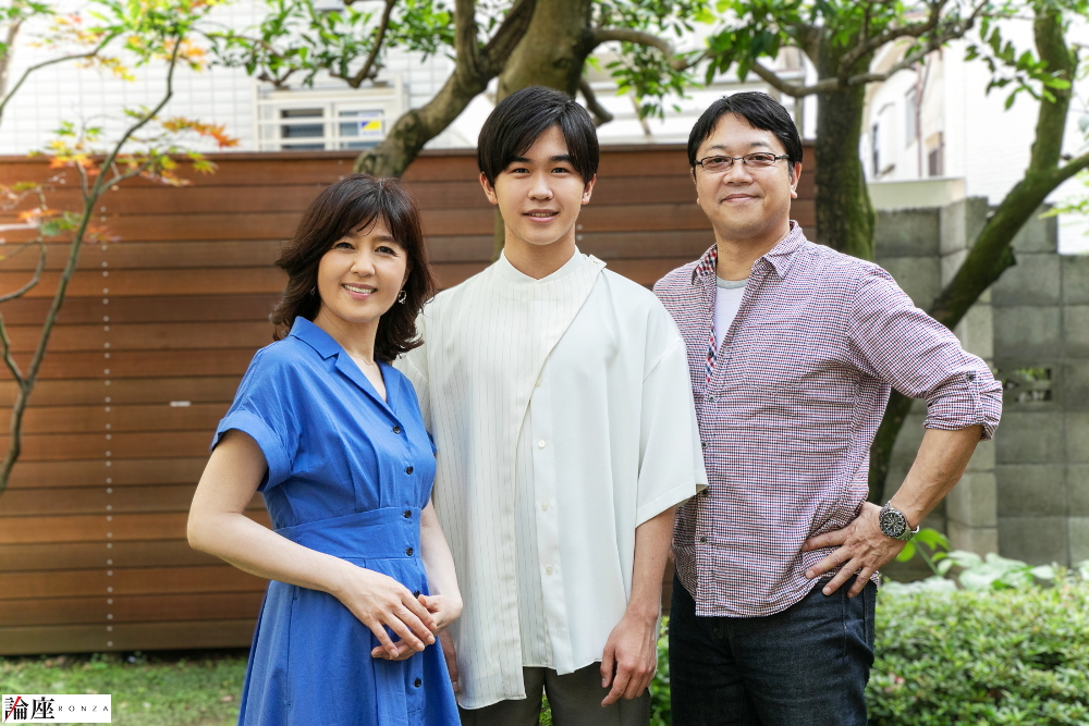 左から、石野真子、鈴木福、土田英生=岩田えり 撮影