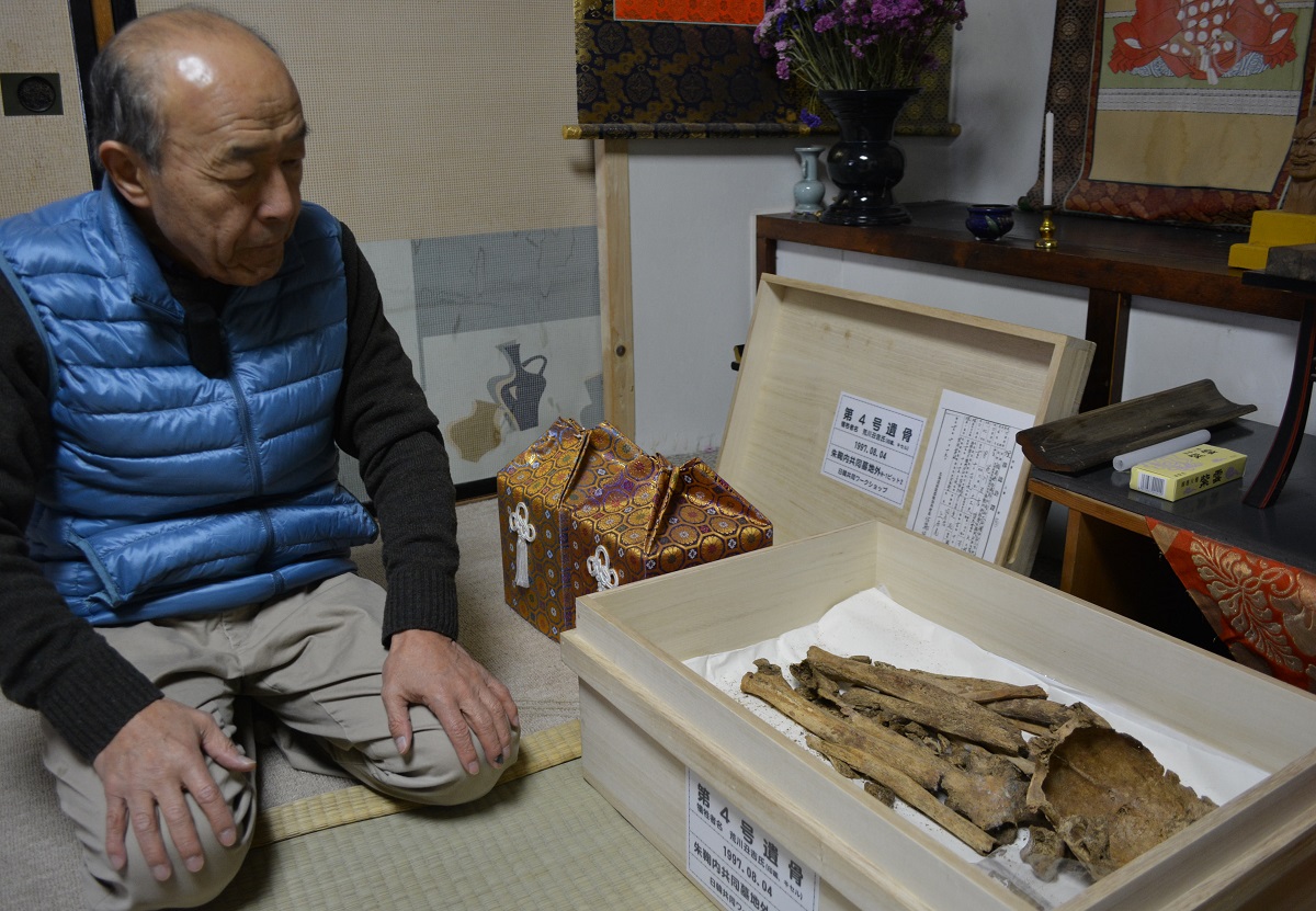 写真・図版 : 旧光顕寺の近くで発掘された遺骨などを庫裏で保管する殿平善彦さん＝2019年撮影