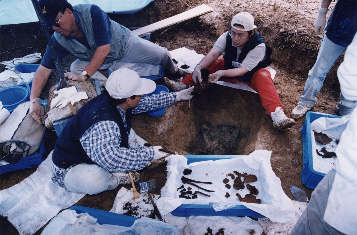 写真・図版 : 朱鞠内で遺骨の発掘作業をする学生や研究者たち＝1997年撮影