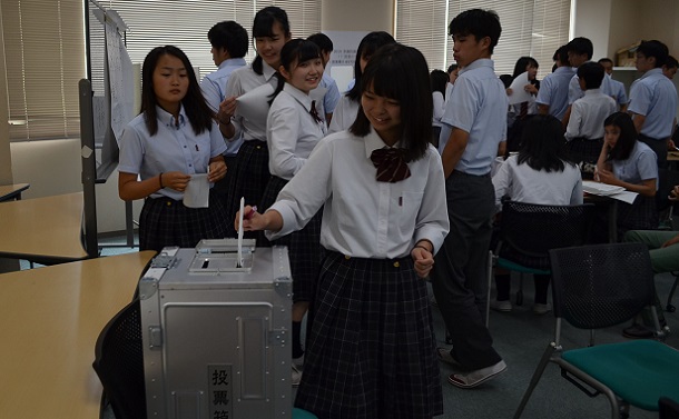 写真・図版 : 模擬投票をする高校生たち＝2019年6月、京都府宇治市の立命館宇治高校