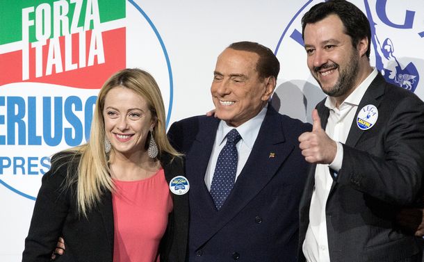 写真・図版 : 中道右派の連合集会に出席し、肩を組むメローニ党首（左）と「フォルツァ・イタリア」のシルビオ・ベルルスコーニ氏（中）、「同盟」のマッテオ・サルビーニ氏（右）＝2018年3月1日、ローマ