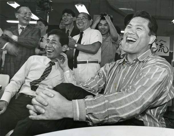 写真・図版 : 投票日に選挙事務所で開票状況を見るアントニオ猪木(右)＝1989年7月23日、東京都港区
