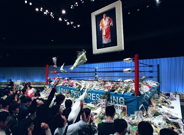 写真・図版 : 故ジャイアント馬場の「お別れ会」(全日本プロレス主催)＝1999年4月17日、東京・日本武道館
