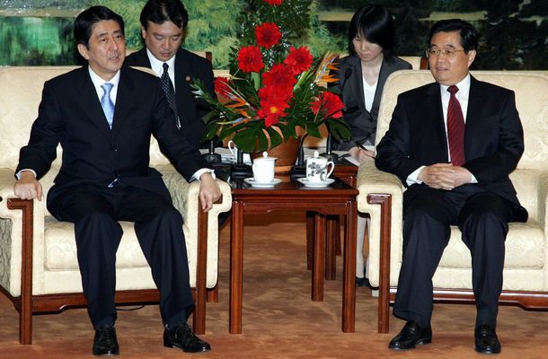 写真・図版 : 初めての訪中で胡錦濤国家主席（右）と会談する安倍晋三首相（左）＝2006年10月8日、北京・人民大会堂 