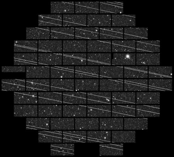 写真・図版 : 南米に設置された研究用望遠鏡で、たくさんのCCDチップを並べたカメラを用いて広い視野を撮影したところ、多数のスターリンク衛星（斜線部分）が写り込んでしまった画像＝クレジット：CTIO/NOIRLab/NSF/AURA/DECam DELVE Survey