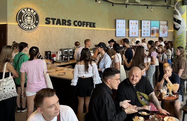 米スターバックスの店舗を引き継いでオープンしたロシア資本の「スターズ・コーヒー」。本格的な開店初日は、待ちわびた客でいっぱいだった=2022年8月19日、モスクワ
