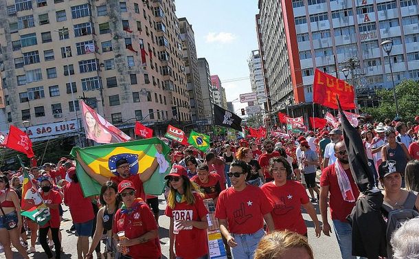 写真・図版 : 元大統領のルラ氏を支持する人々の集会＝2022年10月、ブラジル・レシフェ
