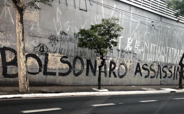 写真・図版 : 「ボルソナーロは人殺し」と書かれた落書き。新型コロナウイルスの感染拡大後、ボルソナーロ大統領を批判する落書きが増えた＝2020年5月13日、ブラジル・サンパウロ