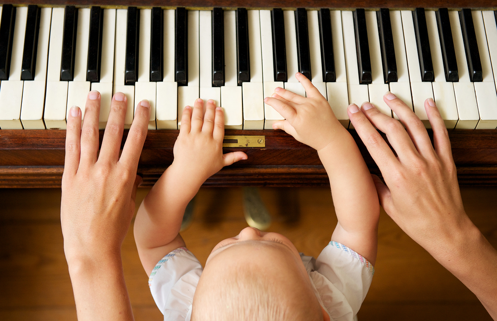 写真・図版 : サヴァンには幼いうちから天才的な音楽の才能を示す人もいる。写真はピアノを習う赤ちゃん　mimagephotography／shutterstock.com
