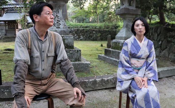 写真・図版 : 福田村事件を題材にした映画に主演する井浦新さん（左）と田中麗奈さん＝2022年9月14日、京都府亀岡市、北野隆一撮影