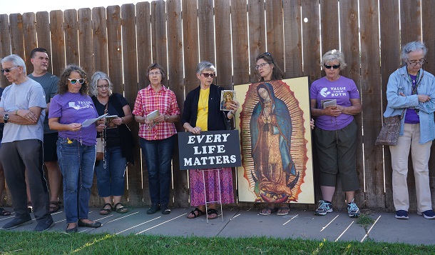 カンザス州ウィチタの人工妊娠中絶クリニック前で、中絶がなくなることを願って祈る人たち。毎月の第１土曜日にこうして集まっている＝２０２２年９月３日