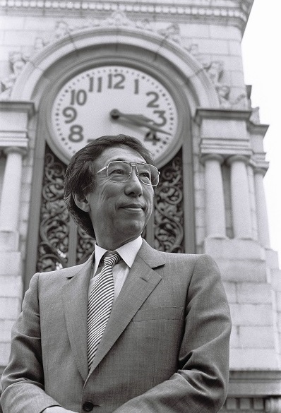 写真・図版 : 1987年から2013年まで連合三田会会長を務めた故・服部礼次郎＝1985年7月、東京・銀座 