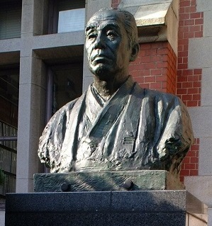 写真・図版 : 三田キャンパスにある福沢諭吉像（現在は演説館前に移設）
