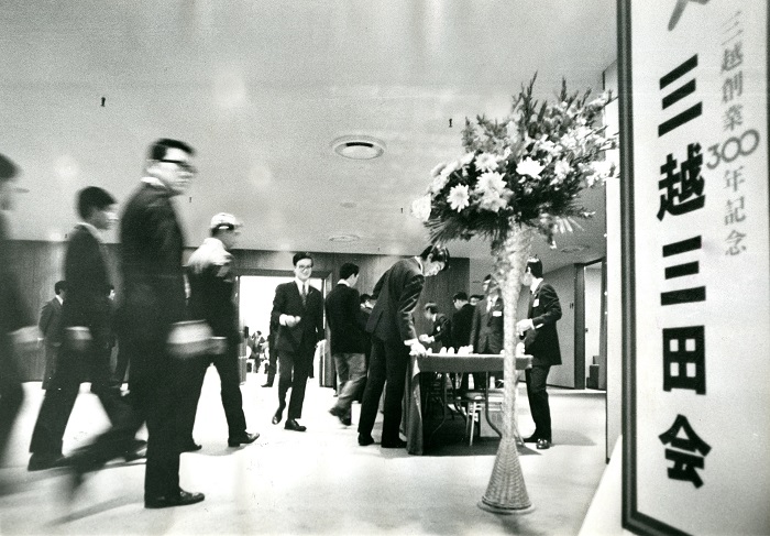 1972年9月27日、三越三田会の総会に続々つめかける三越の慶応ボーイたち＝東京都千代田区内幸町の帝国ホテル