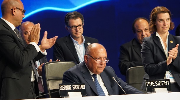 エジプトで開かれた国連の気候変動会議（ＣＯＰ２７）の閉幕会合で、演説後拍手を受ける議長のシュクリ・エジプト外相（中央）＝２０日午前、シャルムエルシェイク