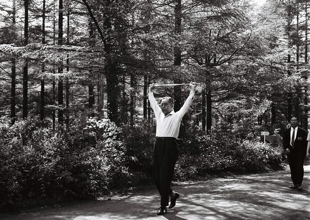 写真・図版 : ステッキを手にカラマツ林の中の静かな道を散歩する佐藤栄作首相＝1966年8月0日、長野県軽井沢町で 
