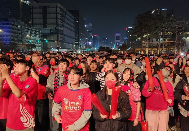 ２０２２年１１月２４日夜、サッカーＷ杯カタール大会で韓国代表の初戦となったウルグアイ戦を応援するため、ソウル中心部の光化門広場に集まったサポーターら＝202211