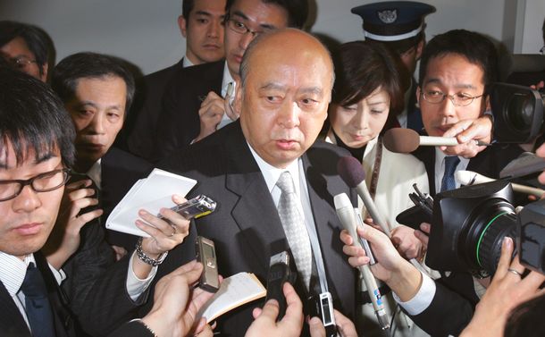 写真・図版 : 予算案を提出したあと、報道陣に囲まれる海老沢勝二会長（当時）＝2005年1月25日