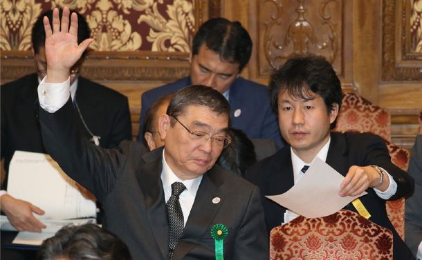 写真・図版 : 参院予算委で質問に答えるため挙手するNHKの籾井勝人会長（当時）＝2015年3月16日