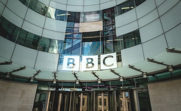 BBCの100年、貫く公益　多メディア空間における意義