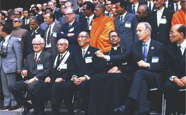 写真・図版 : 1970年、京都市で開かれた第1回世界宗教者平和会議に集まった宗教指導者。前列左から3人目が庭野日敬・立正佼成会会長（当時、WCRP日本委員会提供）