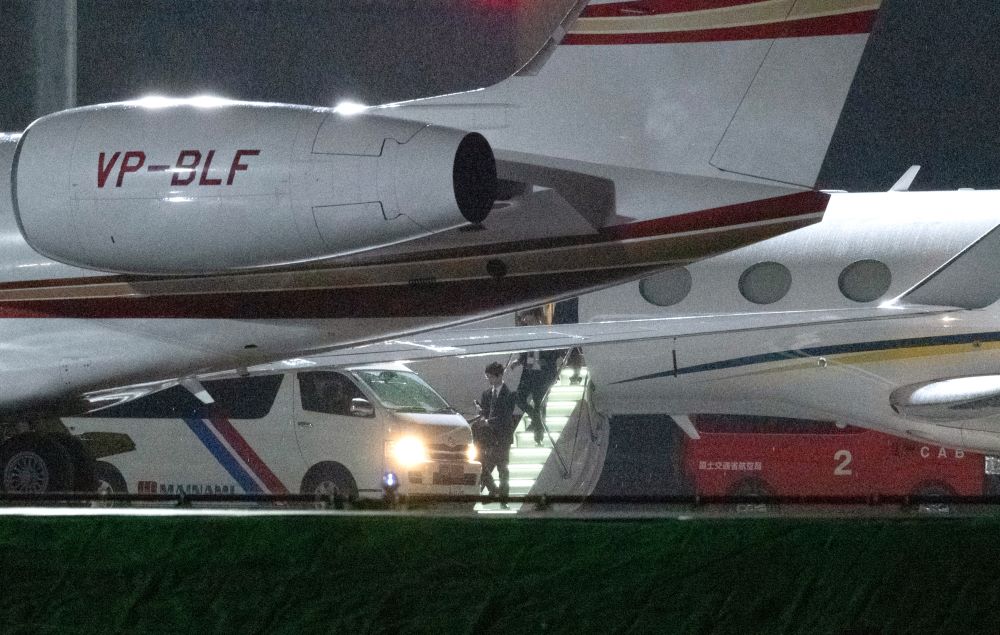 写真・図版 : ゴーン会長が乗っていたとみられる飛行機（奥）が2018年11月１９日夕、羽田空港に到着した（写真の一部を修整）。ゴーン会長はこの後、逮捕された