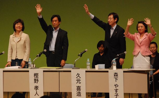 写真・図版 : 討論会を終えて聴衆に応える神戸市長選立候補予定者。左から2人目が筆者（樫野孝人）＝2013年9月15日、神戸市中央区東川崎町
