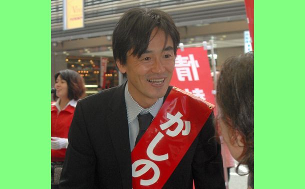 写真・図版 : 2009年神戸市長選に初めて立候補したときの筆者（樫野孝人）＝2009年10月11日、神戸市須磨区 
