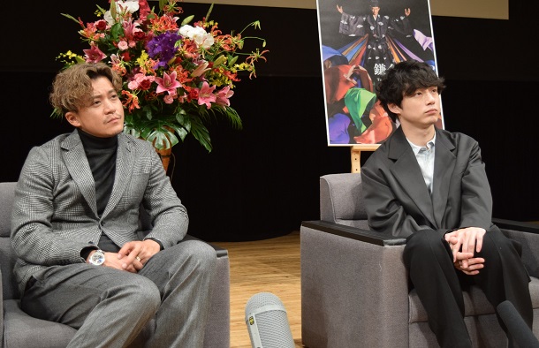 小栗旬さん（左）と坂口健太郎さん＝２０２２年１１月３日