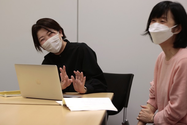 写真・図版 : ドラマ『エルピス』のプロデューサー佐野亜裕美さん(左)と脚本家の渡辺あやさん