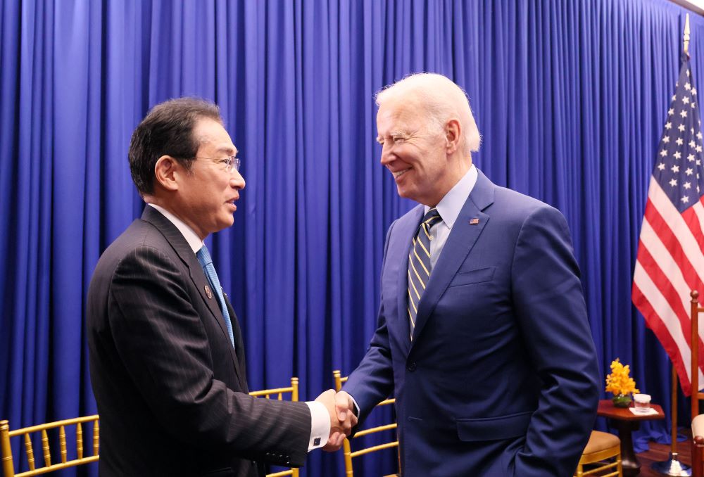 写真・図版 : 岸田首相（左）は米国のバイデン大統領と日米首脳会談に臨んだ＝2022年11月13日、プノンペン、内閣広報室提供