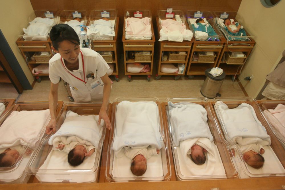 生まれたばかりの赤ちゃんでいっぱいの新生児室＝１３日、福岡市中央区の東野産婦人科で、水野義則撮影　2008年3月13日