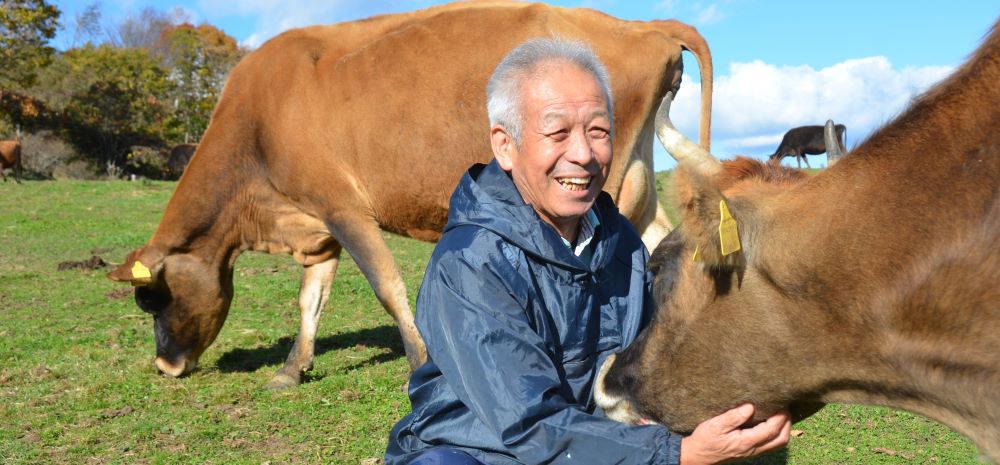 育ててきた牛をなでる中洞正さん＝岩手県岩泉町の「中洞牧場」、東野真和撮影　2022年10月24日