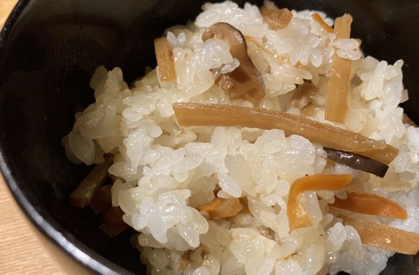 写真・図版 : もち米にうるち米をブレンドした味ふかし風おこわ＝筆者撮影