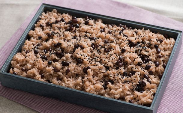 写真・図版 : 赤飯はハレの日の代表料理のひとつ