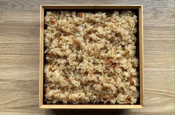 写真・図版 : もち米を使ったハレの日の料理「味ぶかし」。人参、ゴボウ、油揚げ、きのこ類などが入る＝筆者撮影